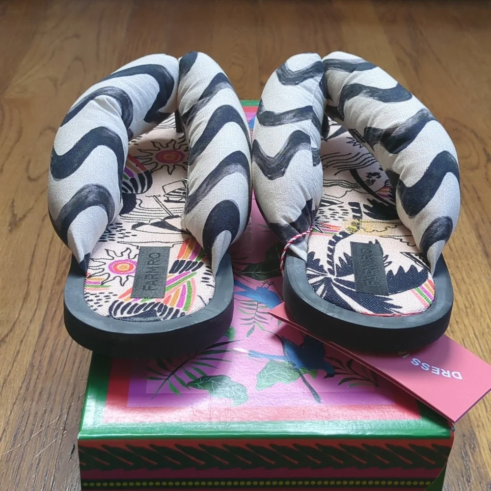 NIB FARM Rio Puffy Flip Flop In Black And Off White Beach Print Women's Size 9